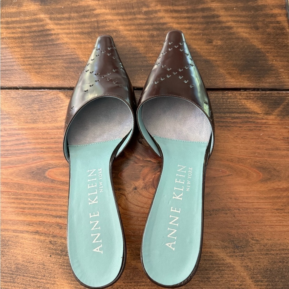 Vintage Anne Klein kitten heel slides (black) with hearts leather Size 6.5 - Picture 3 of 10